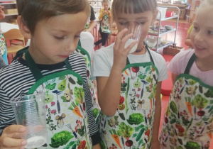 dzieci próbują mleko i maślankę